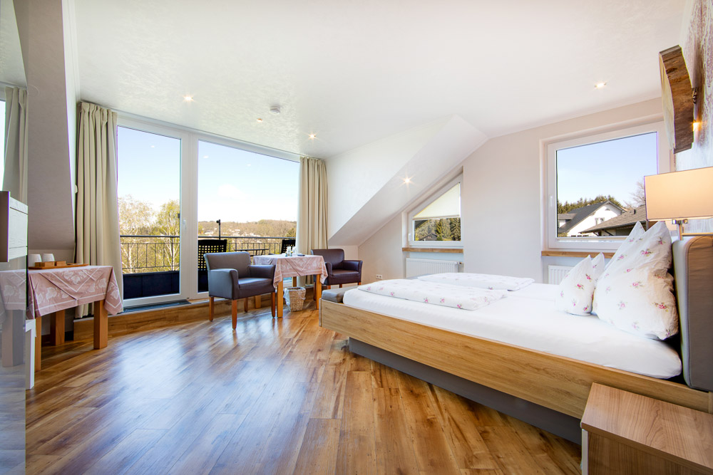 Doppelzimmer mit Balkon und Badezimmer schöne Aussicht Eifel Wagners Landhaus Hotel Restaurant Eifel Vulkaneifel
