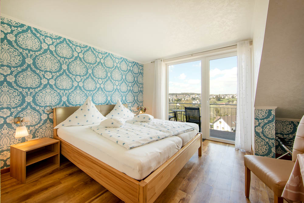 Doppelzimmer mit Balkon und Badezimmer Wagners Landhaus Hotel Restaurant Eifel Vulkaneifel